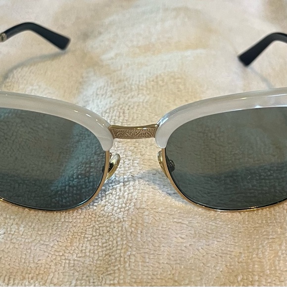 Gucci Pearl White with Gold Women's Sunglasses made In Italy. Fair condition. - Picture 5 of 6